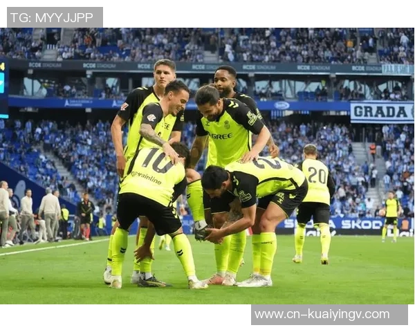 足球场上的感人瞬间：那些让人热泪盈眶的友谊与拼搏故事